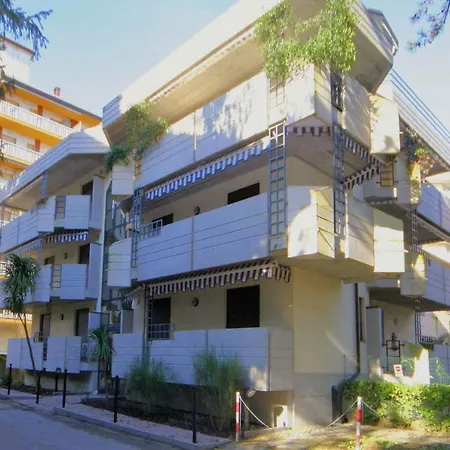 Apartment In Lignano Sabbiadoro 42762 アパート